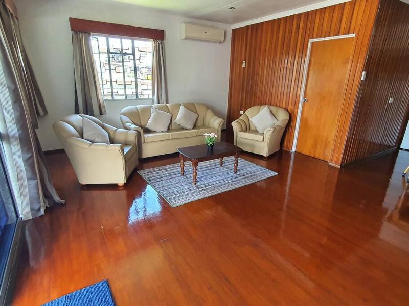 Spacious 4-bdrm fully self-contained WIFI Parking - image 7