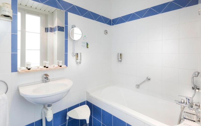 Triple Room with Bath image 2