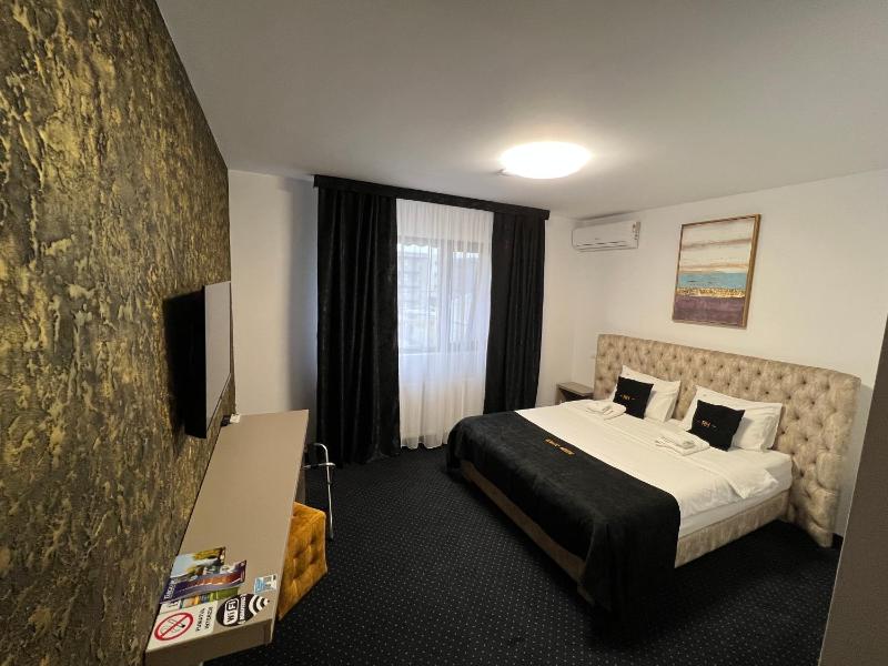 Double Room with Private Bathroom image 1