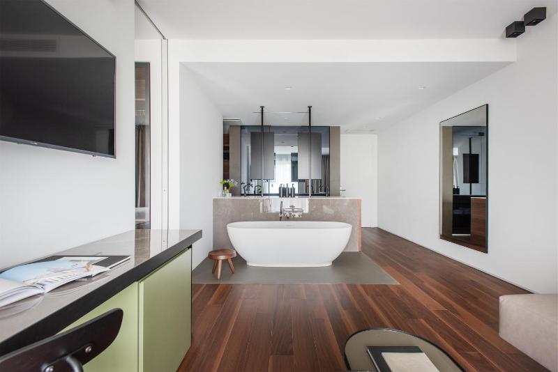 Junior Suite with Park View image 3