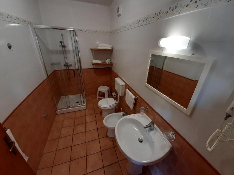 Standard Double Room image 3