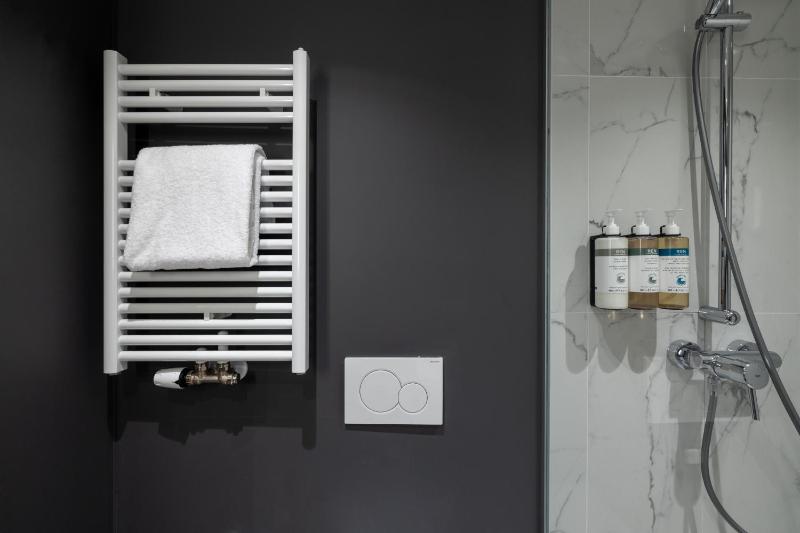 Medium Room with Balcony - Single Bed image 2