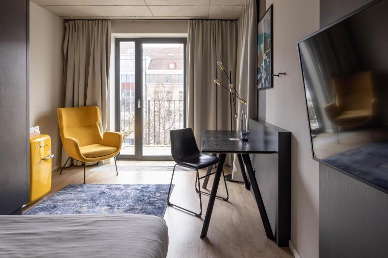 Medium Room with Balcony - Single Bed image 1