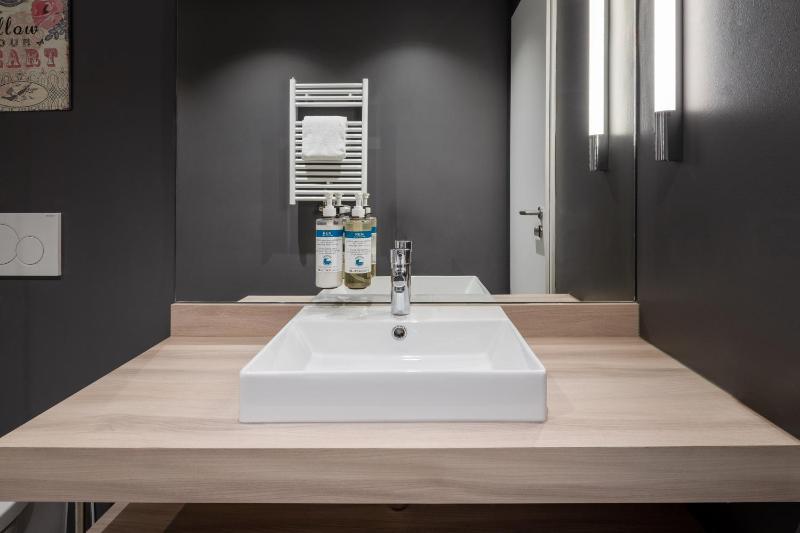 Large Studio with Kitchen image 3