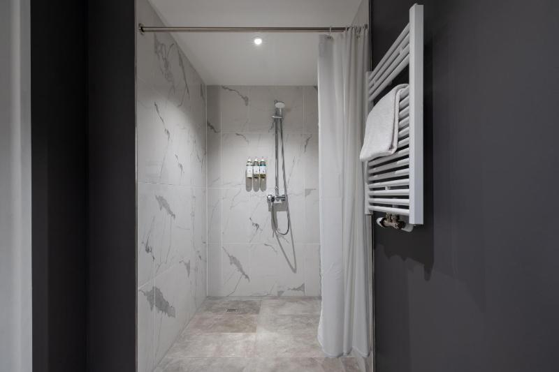 Medium Studio with Kitchen and Balcony - Single Bed image 3