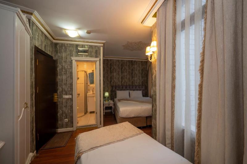 Superior Triple Room image 2