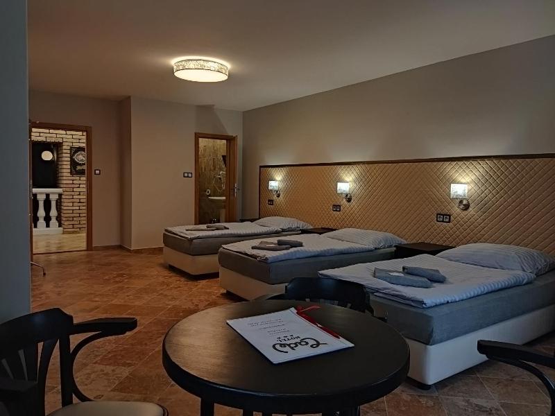 Comfort Triple Room image 4