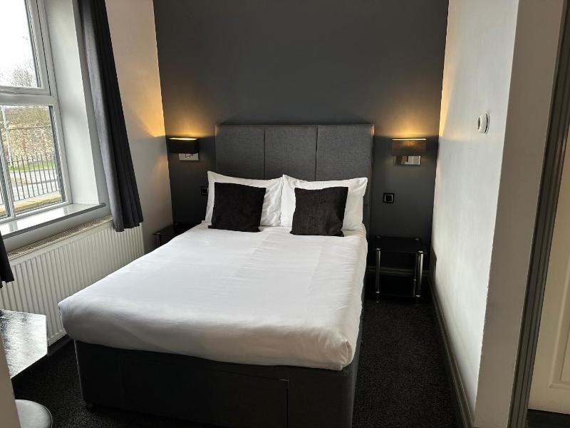 Double Room with Private Bathroom image 1