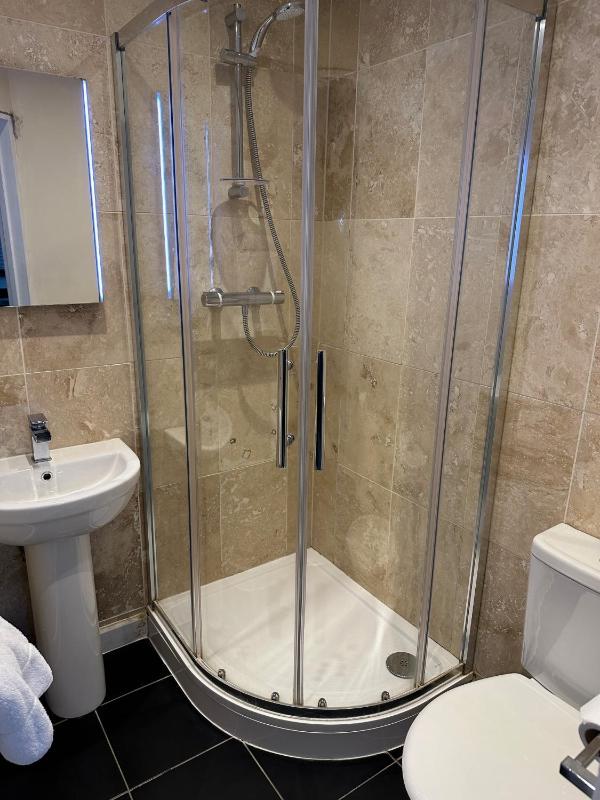 Apartment with Shower image 4