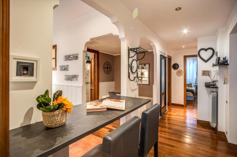 Deluxe Three-Bedroom Apartment image 4