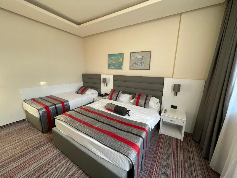 Superior Triple Room image 4