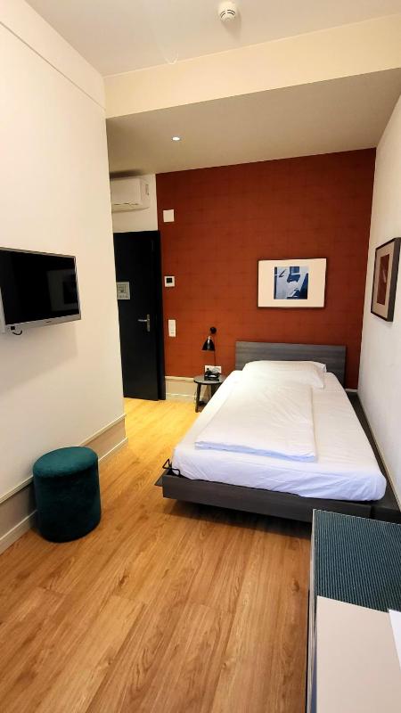 Modern Single Room image 1