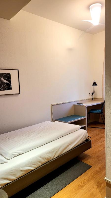 Modern Single Room image 3