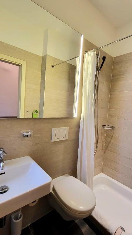 Modern Single Room image 4