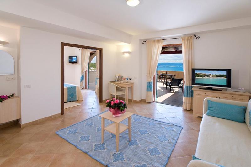Suite with Balcony and Sea View image 4