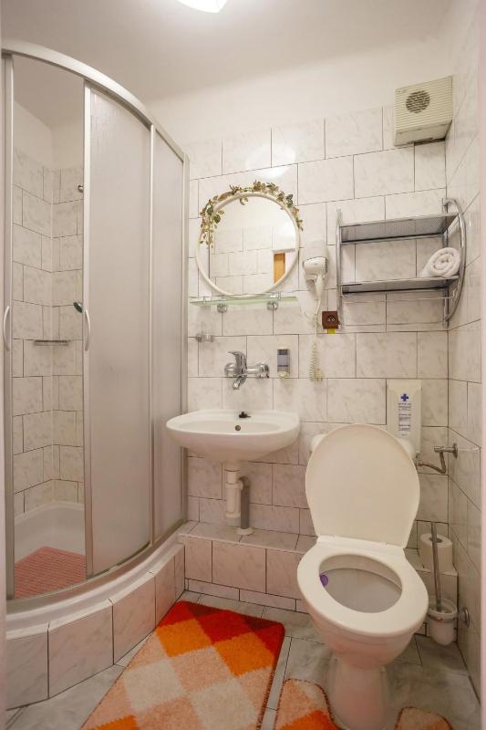 Small Twin Room image 2