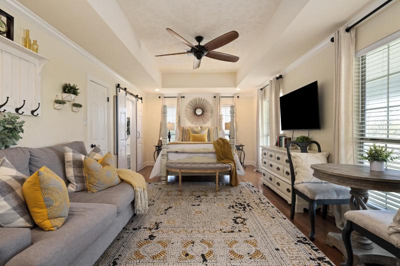 Deluxe Queen Suite image 4