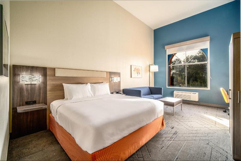 King Suite - Non-Smoking image 4