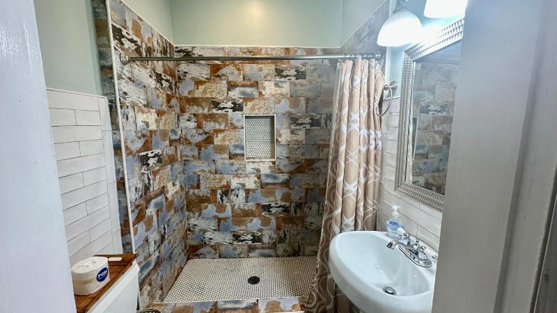 Two twin-bed Room with Ensuite Bathroom image 3