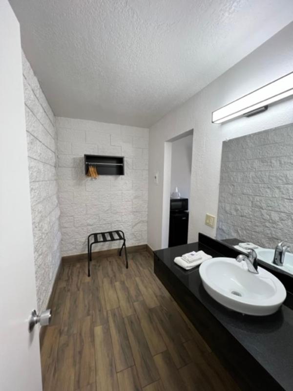 Deluxe King Room - Non-Smoking image 4