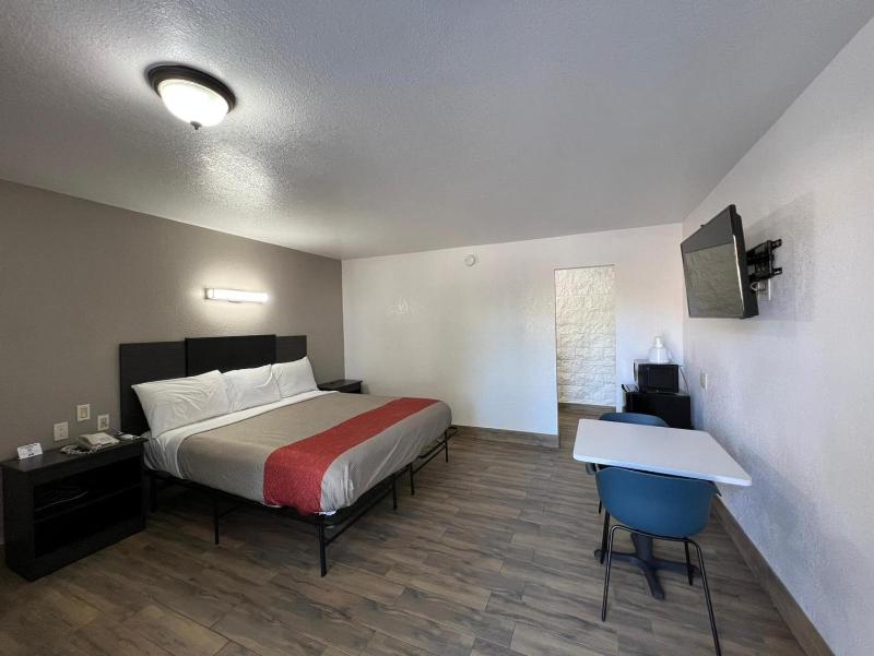 Deluxe King Room - Non-Smoking image 2