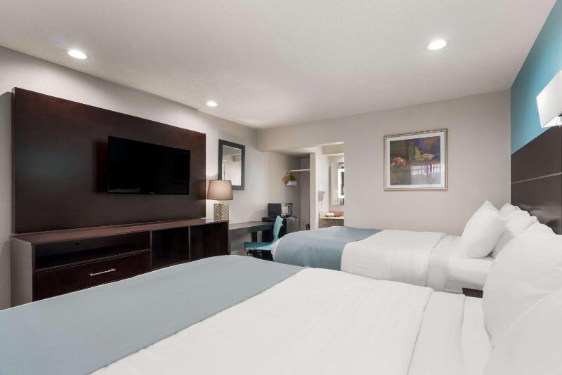 Queen Room with Two Queen Beds image 3