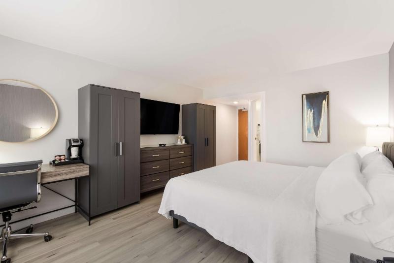 Standard King Room image 4