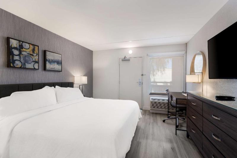 Standard King Room image 4