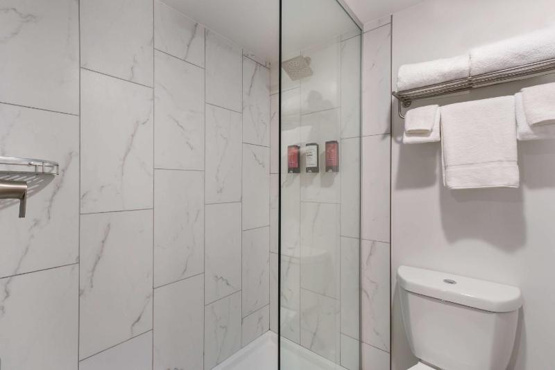 Standard King Room image 2