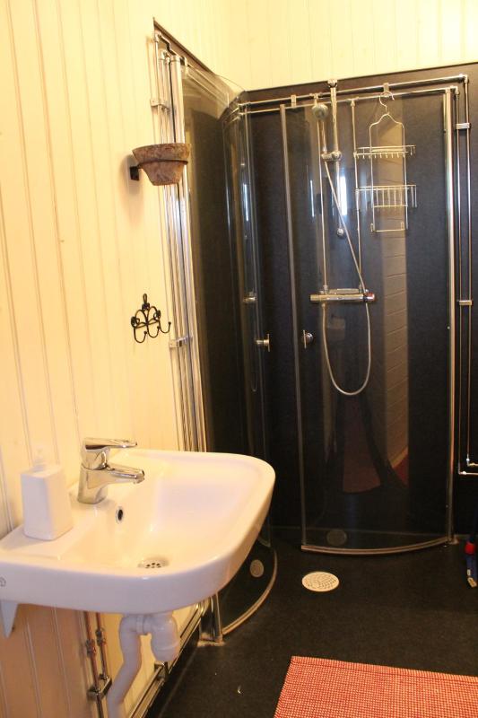 Single Room with Shared Bathroom image 4