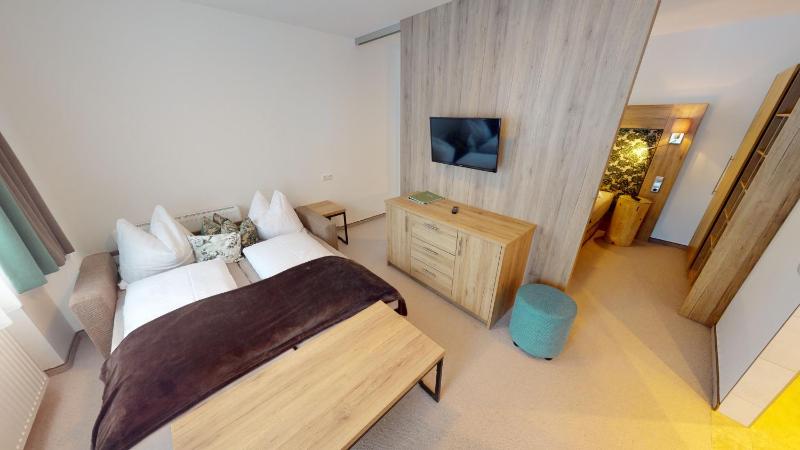 Deluxe Family Room image 3