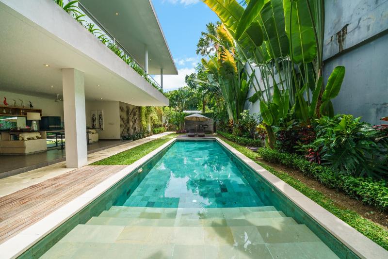 Villa Paloma - Chic Tropical Garden Villa with Outdoor Pool - image 10