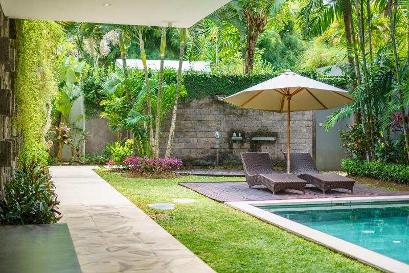Villa Paloma - Chic Tropical Garden Villa with Outdoor Pool - image 16