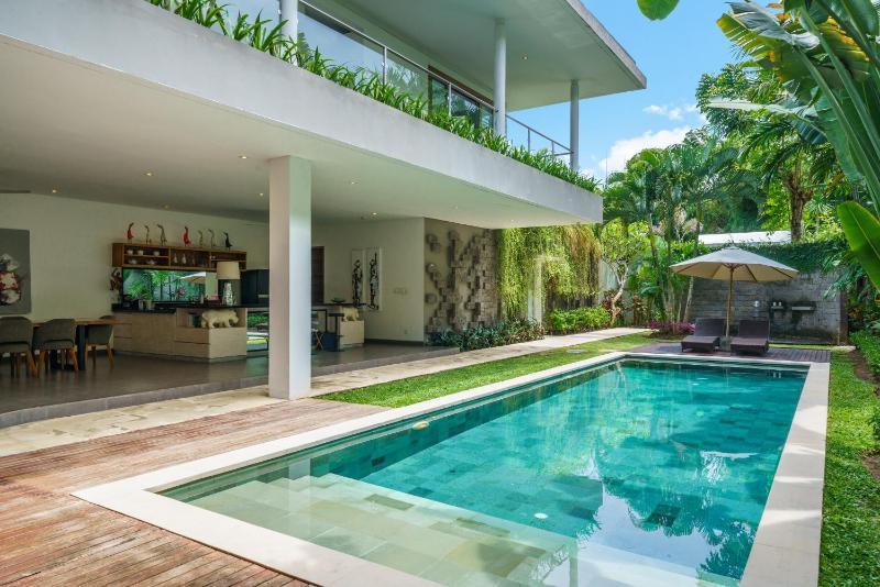 Villa Paloma - Chic Tropical Garden Villa with Outdoor Pool - image 14
