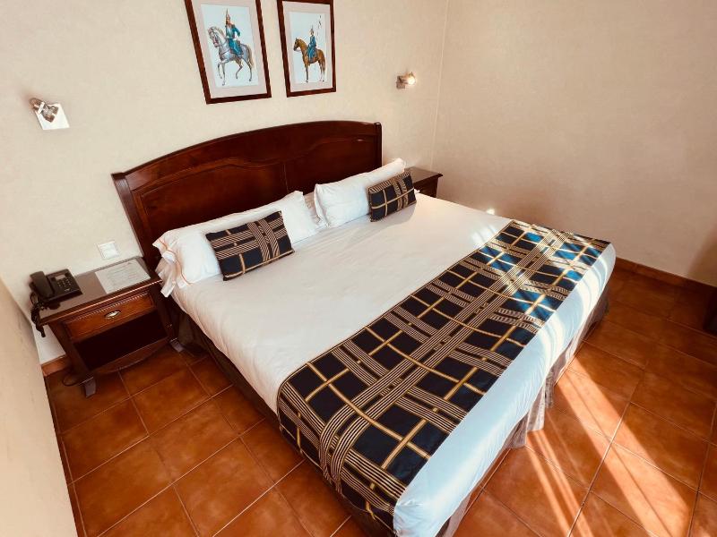 Double or Twin Room image 3