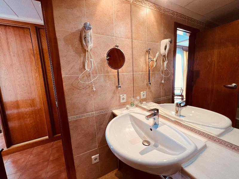 Double or Twin Room with Extra Bed image 3