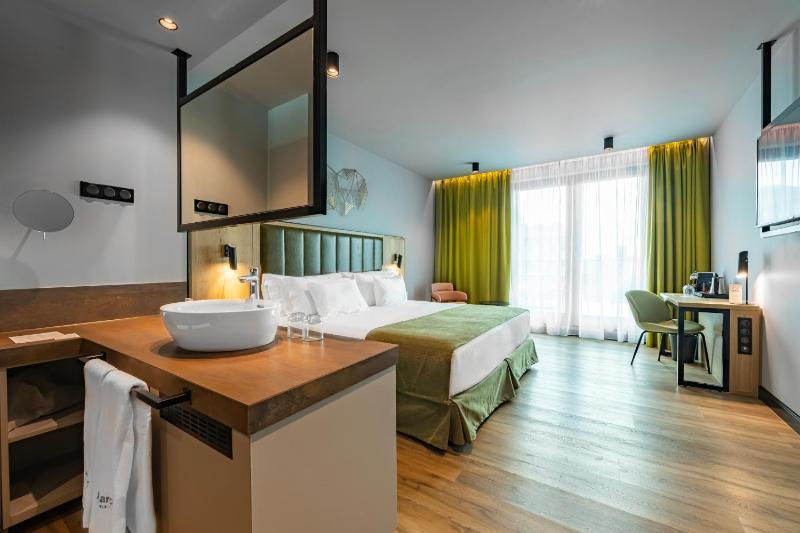 Deluxe King Room with View image 4