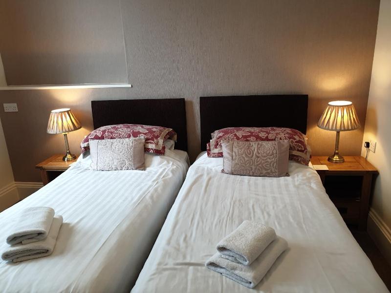 Twin Room with Private Bathroom image 1