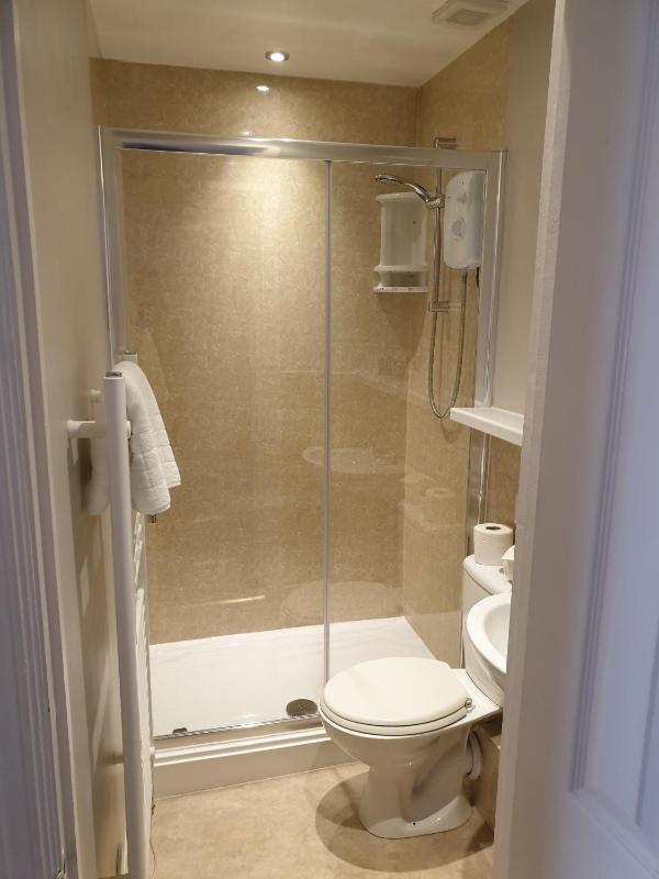 Twin Room with Private Bathroom image 3