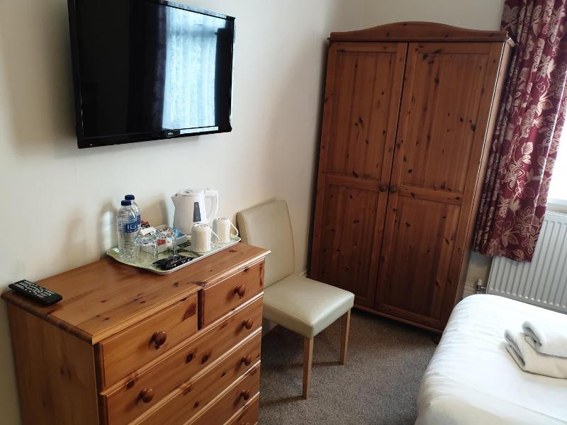 Twin Room with Private Bathroom image 4