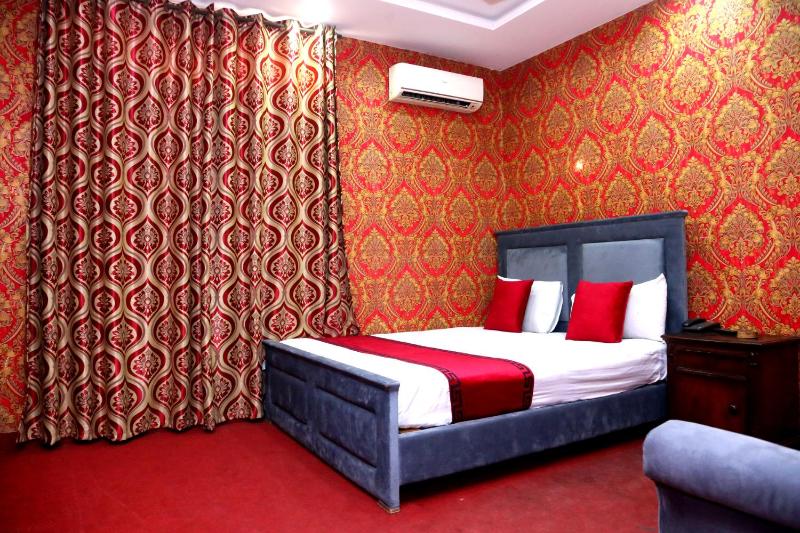 Deluxe King Room image 2