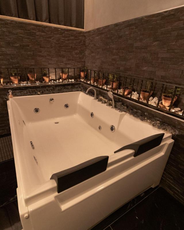 Deluxe Suite with Spa Bath image 2