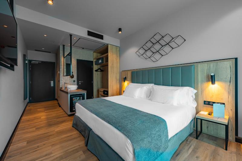 Superior Double or Twin Room image 4