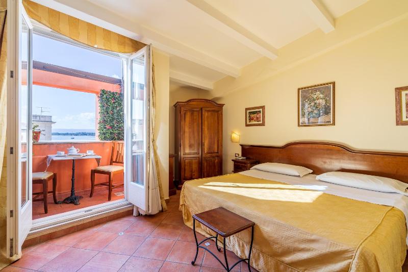 Superior Triple Room with Sea View image 3
