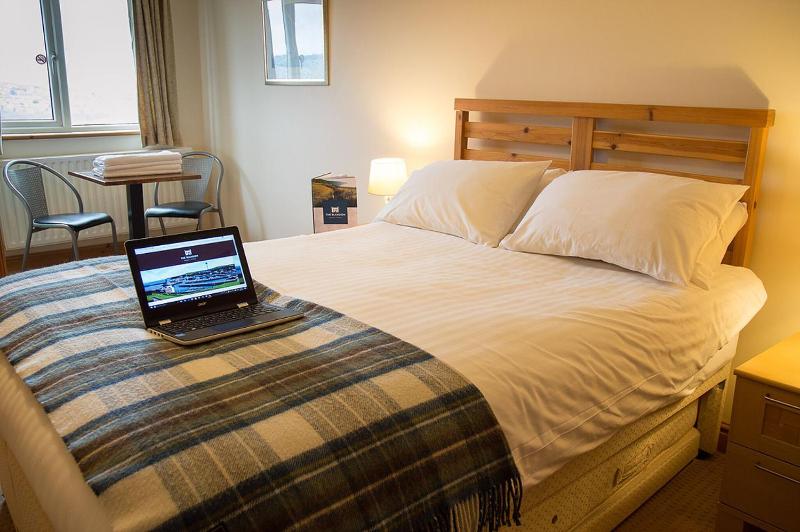Double Room with En-Suite Bathroom image 1