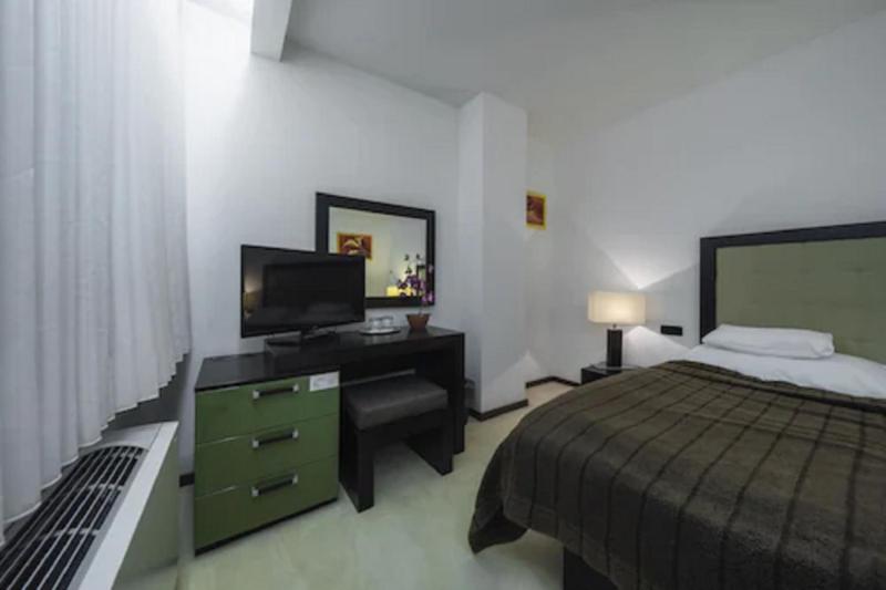 Standard Double Room image 3
