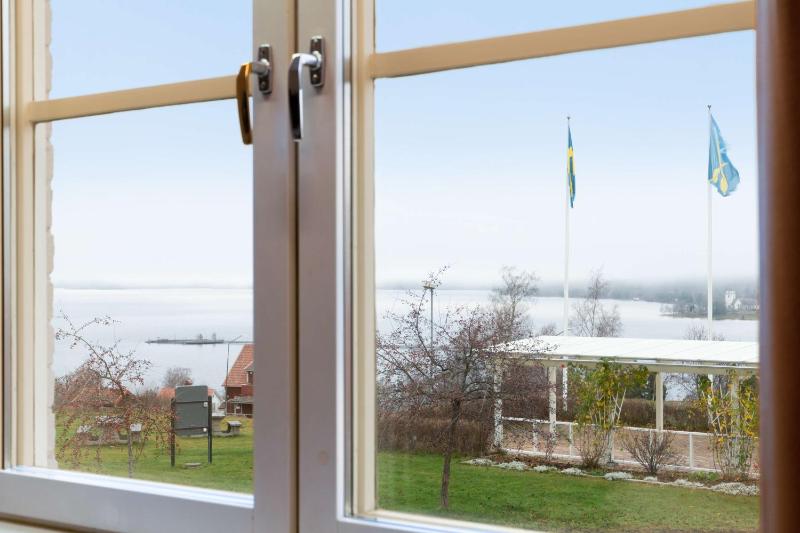 King Room with Lake View image 4