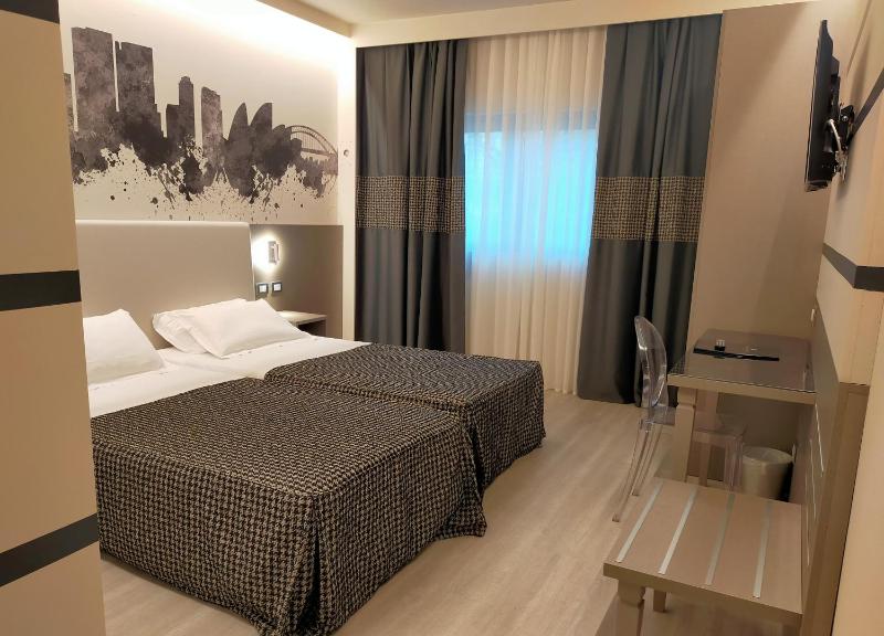 Deluxe Twin Room image 2