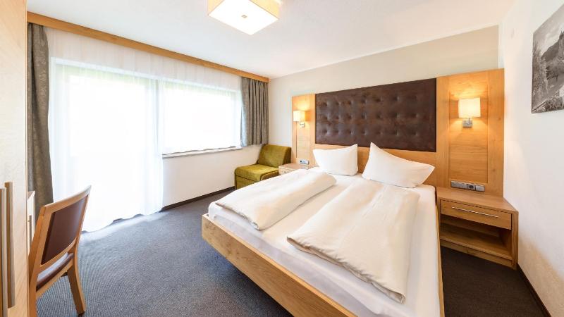 Classic Two-Bedroom Apartment with Balcony image 3