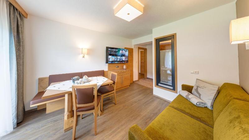 Classic Two-Bedroom Apartment with Balcony image 4